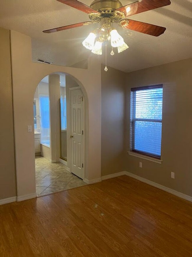 Building Photo - Really nice 3 bedroom, 2 bath home with nu...