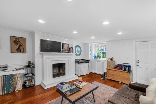 Building Photo - Charming and light-filled garden condo in ...
