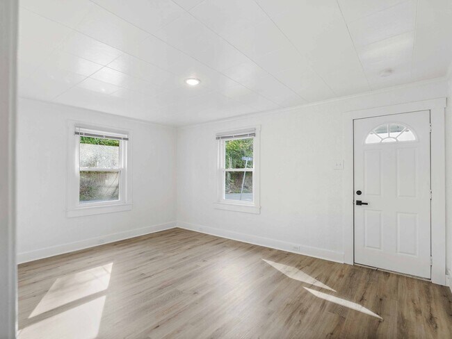 Building Photo - AVAILABLE OCT 1st! Don't miss this RENOVATED 2 bedroom in Penn Hills!