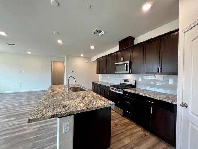 Building Photo - 2035 Greenbriar Dr