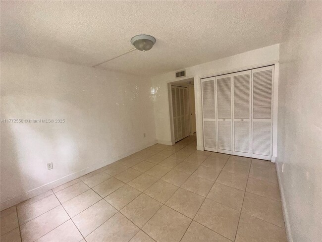 Building Photo - 9320 Fontainebleau Blvd