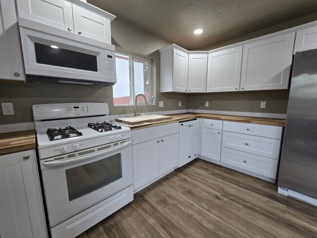 Building Photo - 1641 SE Marsters Ave