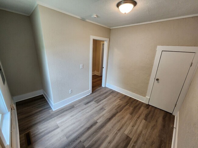 Building Photo - Spacious 3-Bedroom, 1-Bathroom Home AVAILABLE NOW!!