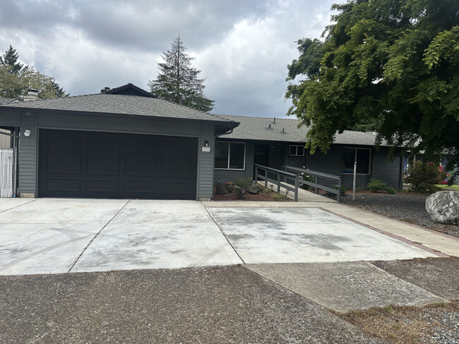 Building Photo - 633 SE 156th Ave