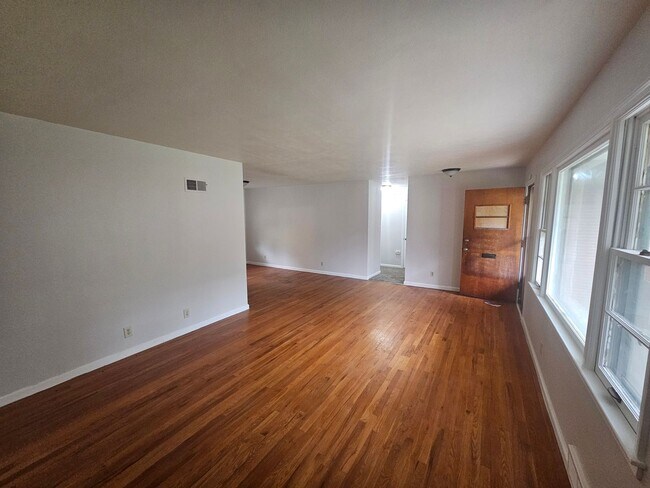 Building Photo - 800-802 E 75th Terrace