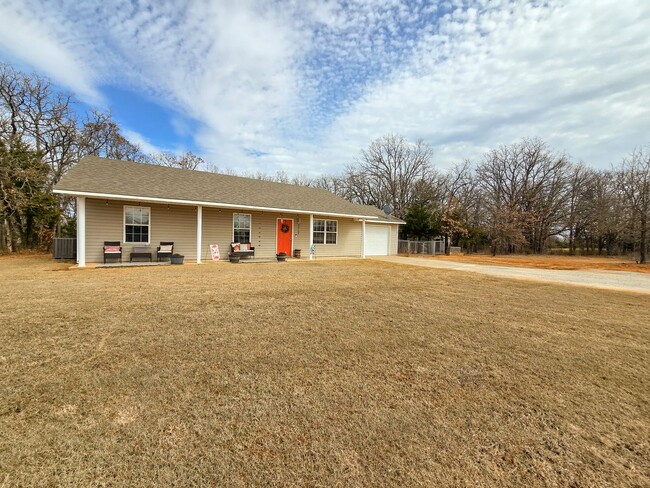 Building Photo - 3 bed 2 bath home in Tecumseh!