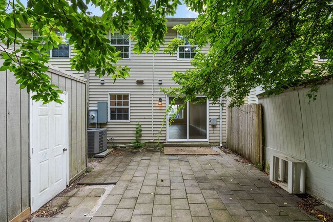 Building Photo - Charming 3-Bedroom Townhome in Virginia Beach.
