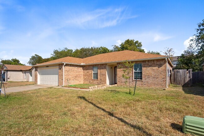 Building Photo - This spacious 4 bedroom, 2 bathroom home is waiting for you!