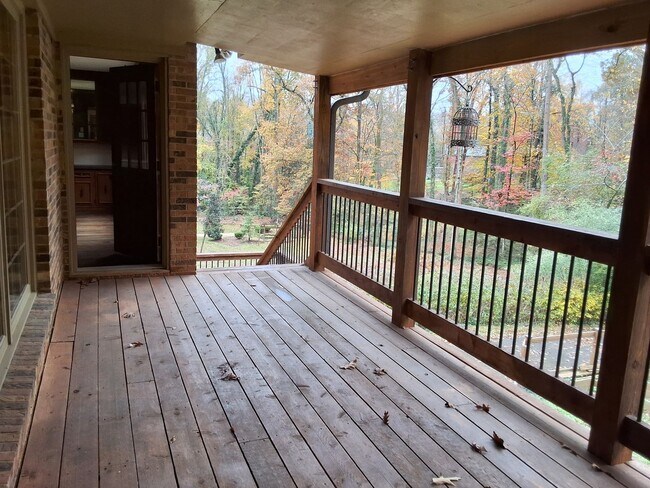 Building Photo - Oak Ridge 37830 - 4 bedroom 2.5 bath - call Sharon Arnwine 865-313-7215