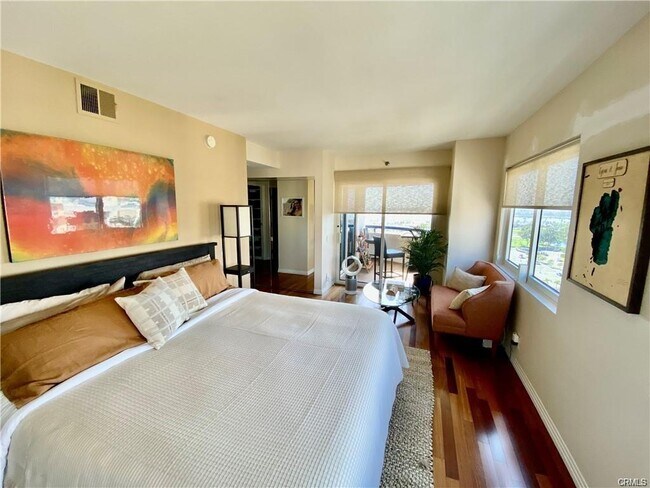 Building Photo - 525 E Seaside Way