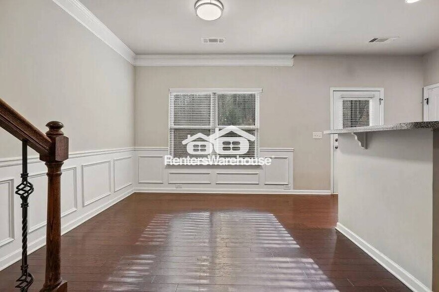 Building Photo - 570 Oakside Pl