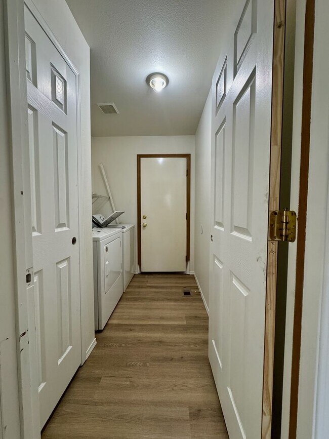 Building Photo - Newly Renovated Ranch Style Home!