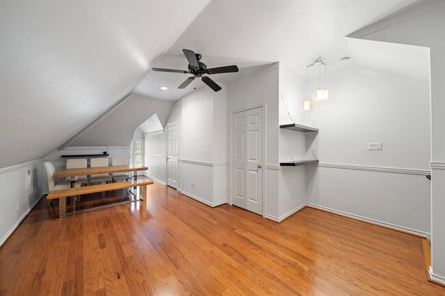 Building Photo - 5136 Chevy Chase Dr