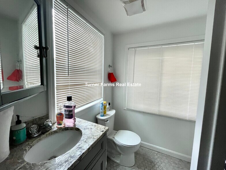 Building Photo - 48 Derby St