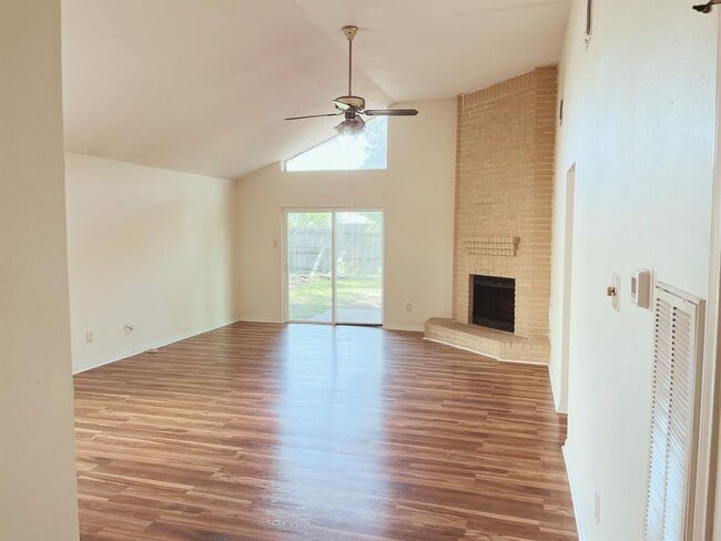 Building Photo - 10550 Walnut Glen Dr