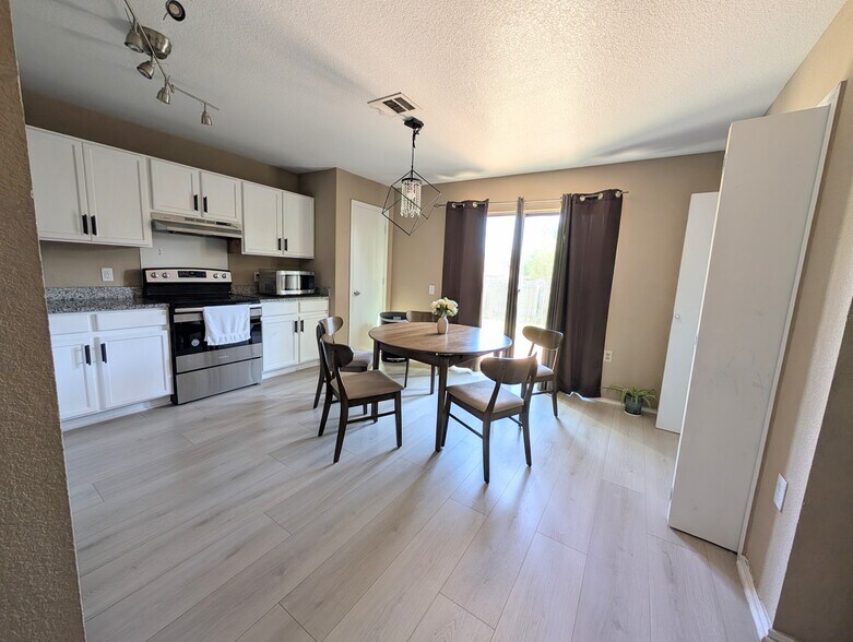 Building Photo - 5303 Viewpoint Dr