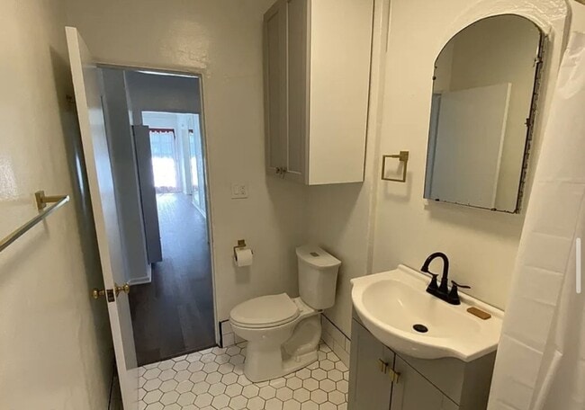 Building Photo - Charming 2 Bed, 1 Bath Home with Modern Up...