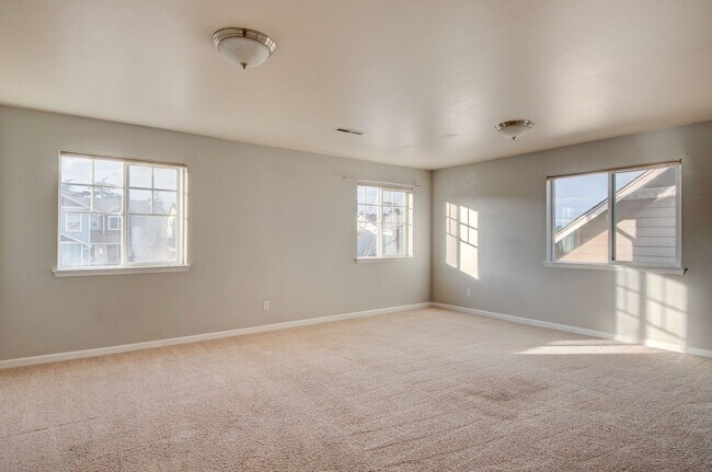 Building Photo - 5-Bedroom Home with Primary Bedroom on Main Floor