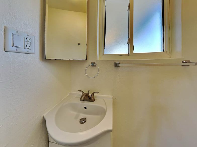 Building Photo - 2707 N 27th St