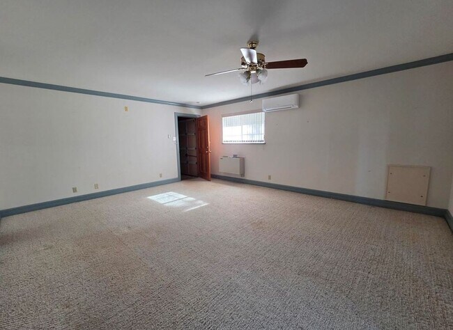 Building Photo - FOR LEASE!!