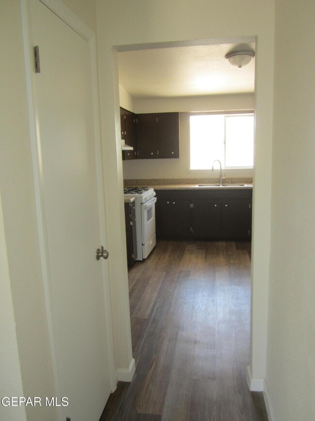 Building Photo - 305 Corvena Way