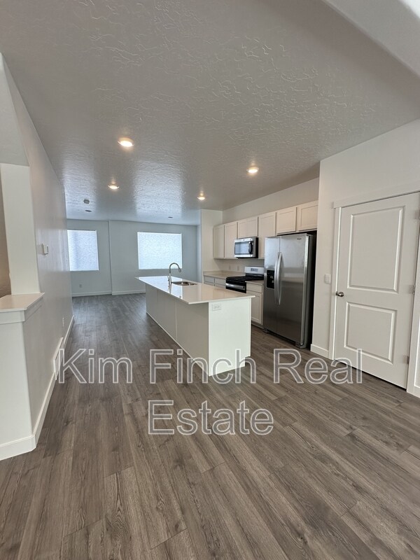 Building Photo - 887 E Seaside St