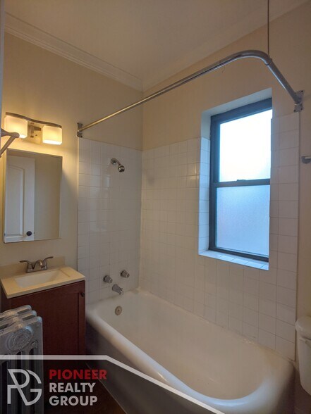 Building Photo - 4616 N Paulina St