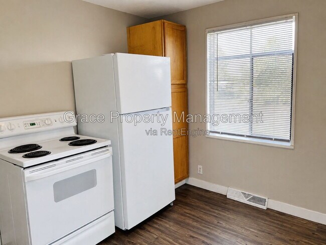 Building Photo - 595 W Dartmouth Ave