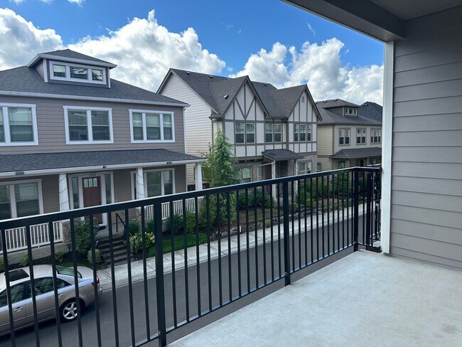 Building Photo - BEAUTIFUL CONTEMPORARY HOME IN BETHANY