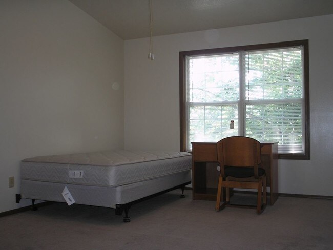 Building Photo - 502 College