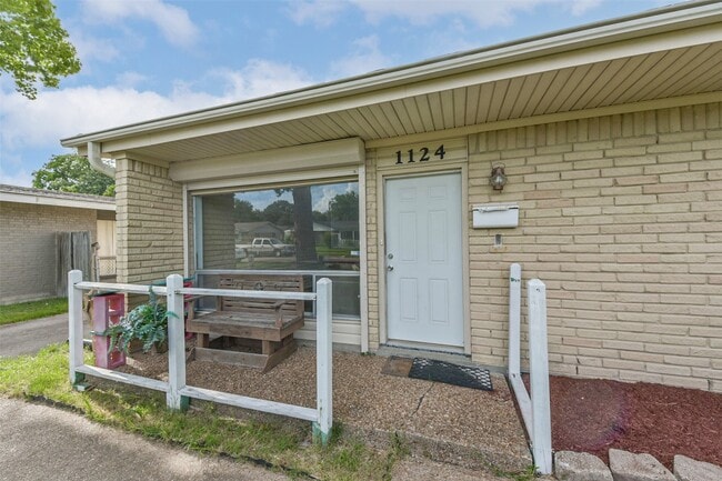 Building Photo - 1124 Helen Dr