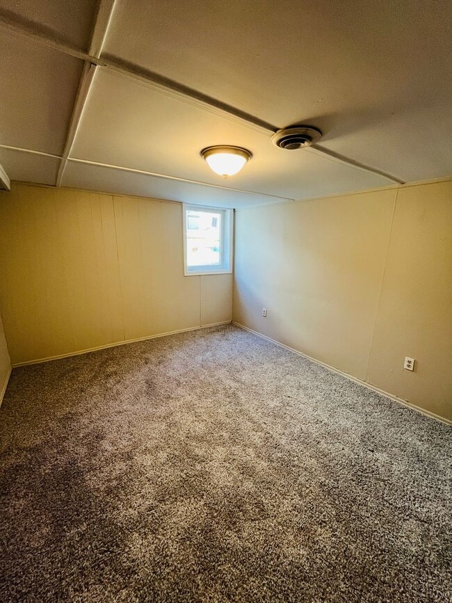 Building Photo - 3 Bed 1 Bath - Harwood Floors