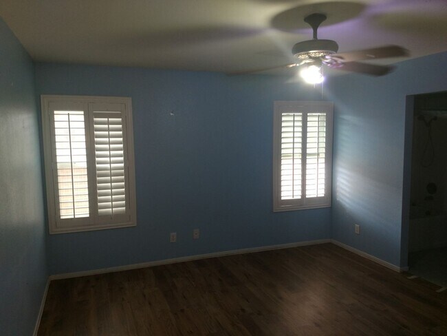 Building Photo - Henderson 4 Bedroom