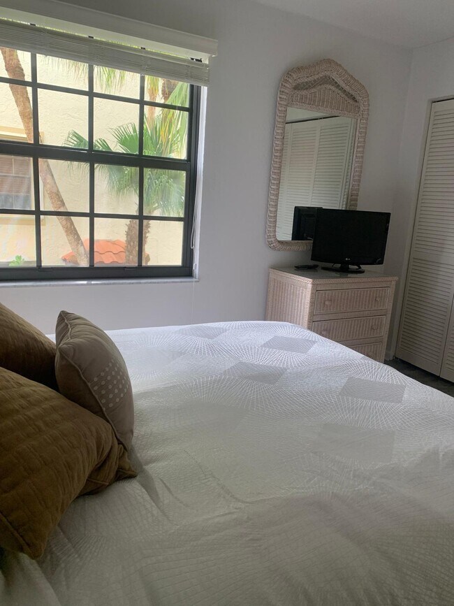 Building Photo - 7770 La Mirada Dr