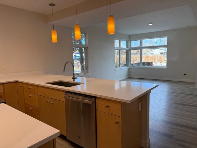 Building Photo - Fresh-Modern-Convenient 2/3/2 Twnhome