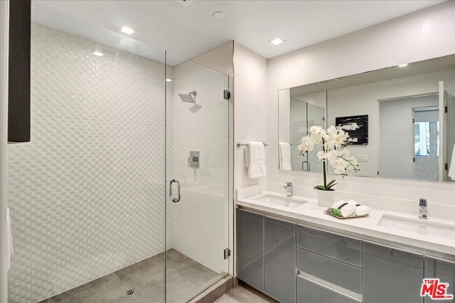 Building Photo - 1125 Kings Rd