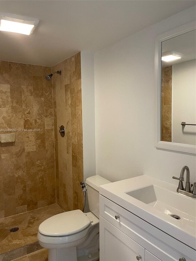Building Photo - 3731 N Country Club Dr