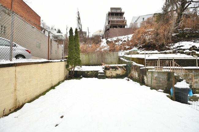 Building Photo - South Side 3BR - Simple, Solid, Ready