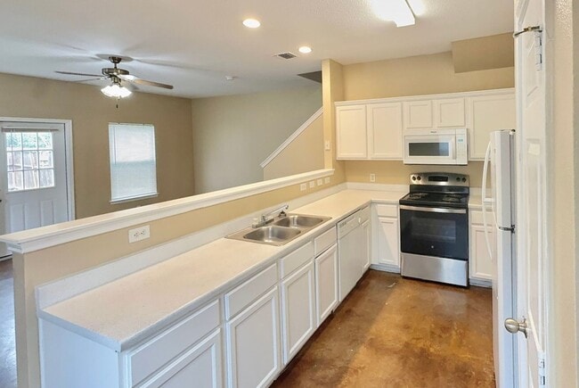 Building Photo - Lovely 2-story | 3-bedroom | 2.5-bath duplex | Cul-de-sac | Side yard | Great location!