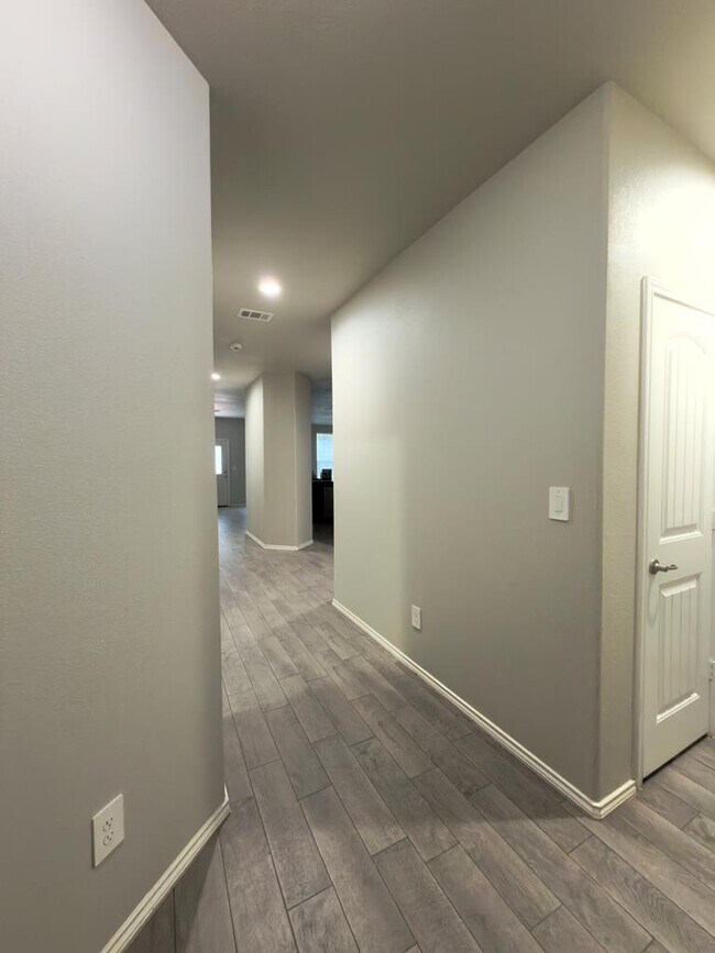 Building Photo - 1805 Ebbets Dr