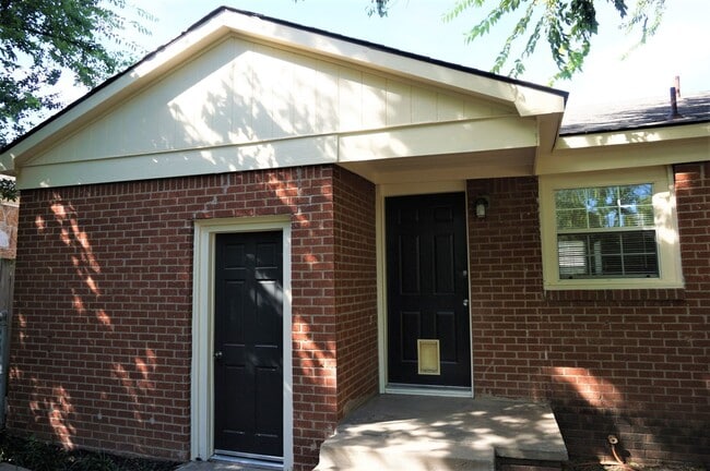 Building Photo - 2 Bed 1 Bath 1 Car Garage in the Village R...