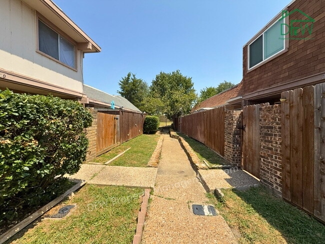 Building Photo - 3 Bed / 2 Bath Townhome - Fenced Yard, Community Pool