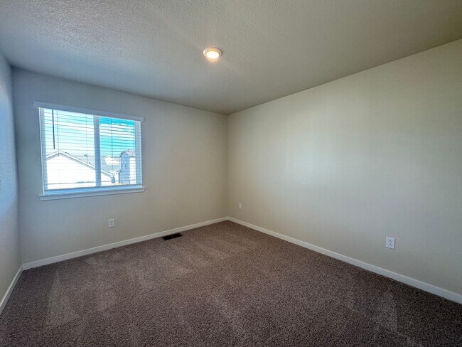 Building Photo - Beautiful newer House in Timnath Lakes!