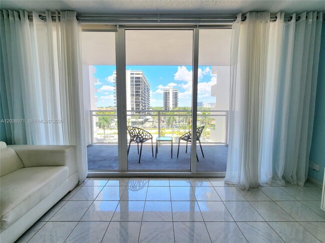 Building Photo - 2030 S Ocean Dr