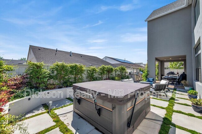 Building Photo - 6120 Triple Crown Dr