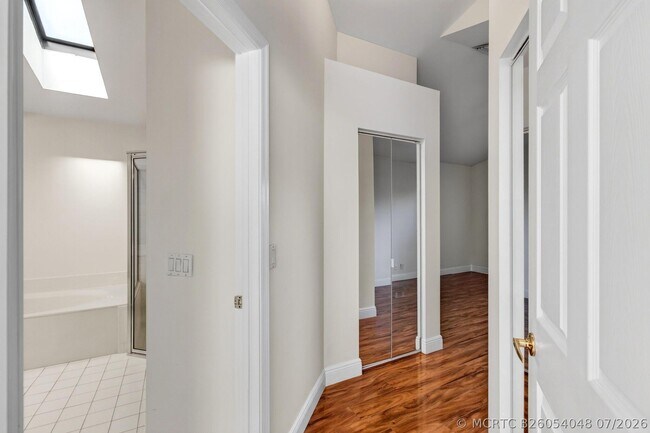 Building Photo - 5225 Brookview Dr