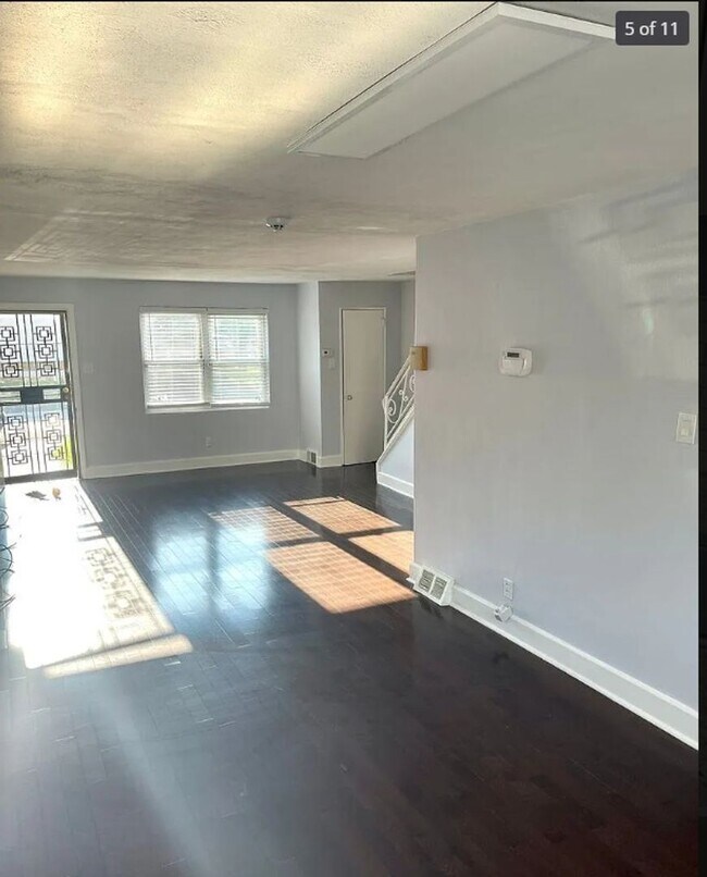 Building Photo - 3 bedroom 1 bath house available in North ...