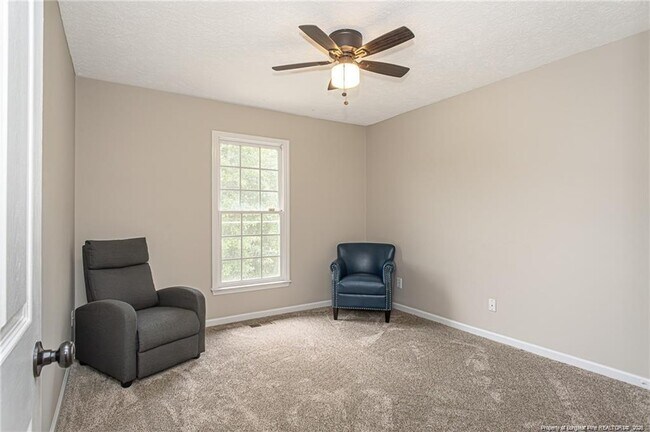 Building Photo - 402 Roundtree Dr