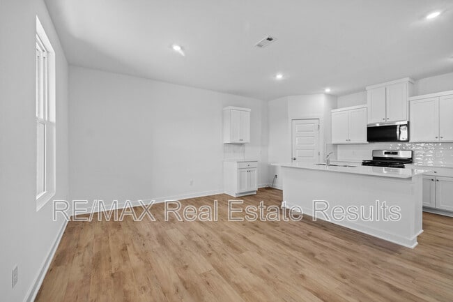 Building Photo - 4670 W Aurora St