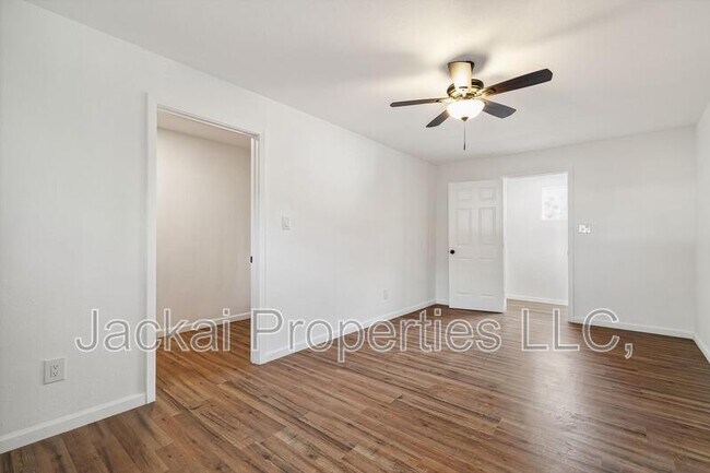 Building Photo - 2038 Avon Dr